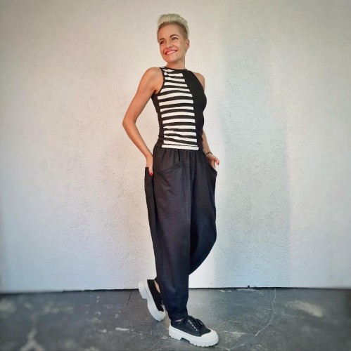 Ryba_spodnie_szerokie_kieszenie_bawełna_moda_lużny_styl_guma_w pasie_zwężane _nogawki_czarne2.jpg