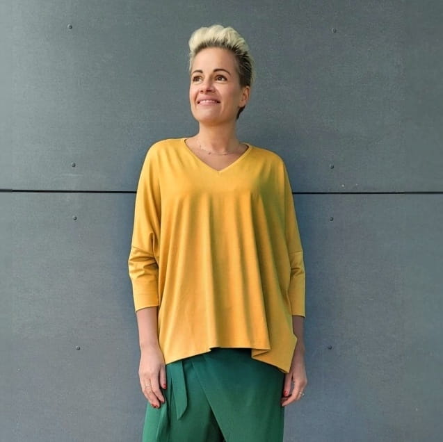 bluzka_menopauza_oversize_stomia_klasyczna_basic_kolorbananowy_dzianinowa.webp