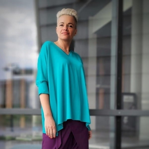 bluzka_menopauza_oversize_stomia_klasyczna_basic_turkusowa_dzianinowa.webp