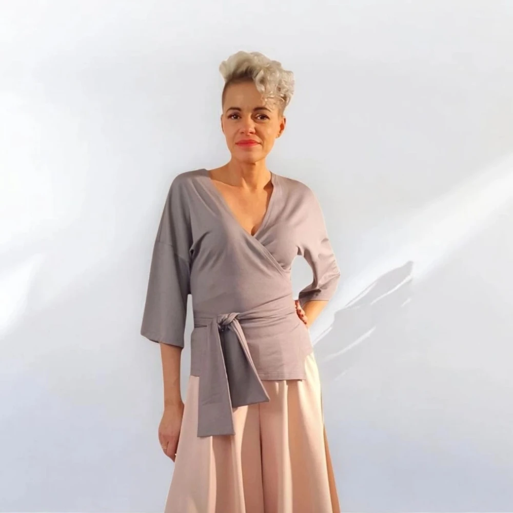 Bluzka_kopertowa_wiazana_z_dzianiny_szara.webp