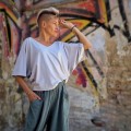 23b120-4 jasny beż_bluzka_krotki_rekaw_dekololtV_dzianinowa.webp