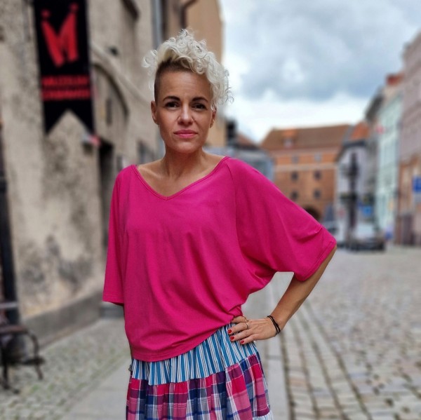 Bluzka  z  krótkim rękawem reglanowym i dekoltem V amarant
