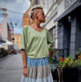 23b120-27 groszek_bluzka_krotki_rekaw_dekololtV_dzianinowa.webp