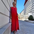 Sukienka_letnia_na_ramiaczka_z _rozporkami_maskującą _na_każdą_figurę_kolor_czerwony