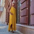 Sukienka_letnia_na_ramiaczkach_z_rozporkami_bananowa.webp