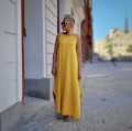 Sukienka_letnia_na_ramiaczkach_z_rozporkami_bananowa.webp