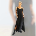 Sukienka_letnia_na_ramiaczka_z _rozporkami_maskującą _na_każdą_figurę_kolor_czarny.webp