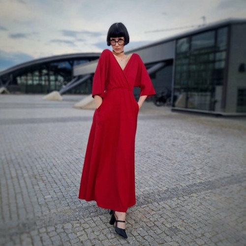 Dluga_sukienka_z_wiskozy_z_kieszeniami _dekoltem_V_dla kobiet_ktore_cenia_indywidualnosc.jpg