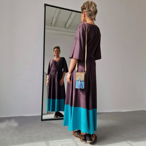 Długa sukienka z kieszeniami, kontrastowym dołem-czekoladowa