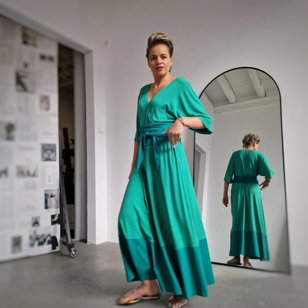 Długa sukienka z kieszeniami, pastelowa zieleń z ciemniejszym pasem