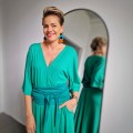 Zielona sukienka maxi z paskiem – elegancki i kobiecy styl.webp