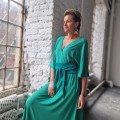 Zielona sukienka maxi z paskiem – elegancki i kobiecy styl.webp