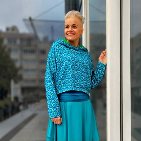 Bluza z kapturem w błękitach