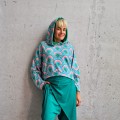 Bluza basic z drukiem w zieleniach z różem.jpg