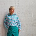Bluza basic z drukiem w zieleniach z różem.jpg