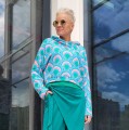 Bluza basic z drukiem w zieleniach z różem.jpg