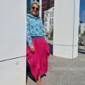 Bluza basic z drukiem w zieleniach z różem.jpg