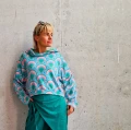 Bluza basic z drukiem w zieleniach z różem.jpg