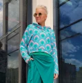 Bluza basic z drukiem w zieleniach z różem.jpg