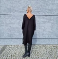 Sukienka oversize z dekoltem V czarna – zdjęcie 2
