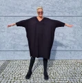 Sukienka oversize z dekoltem V czarna – zdjęcie 3