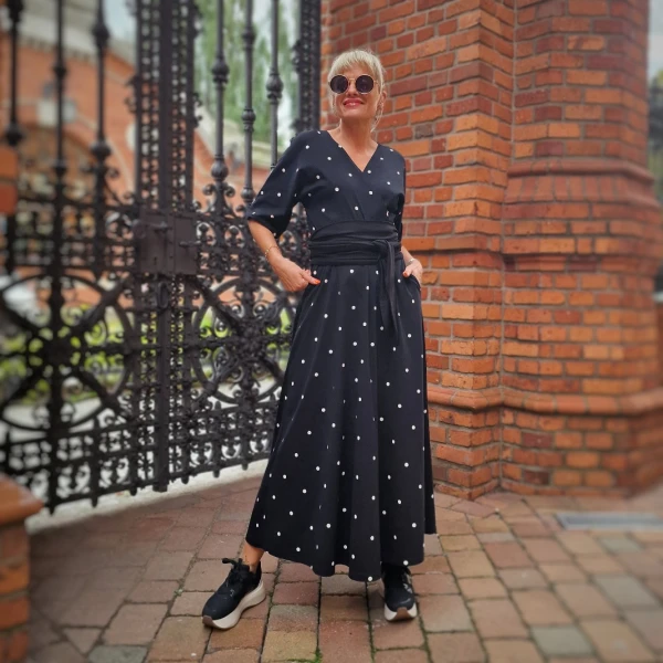 Sukienka w grochy klasyczna długa z kieszeniami 