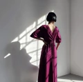 Sukienka maxi z kieszeniami z wiskozy – jagodowy fiolet – zdjęcie 2