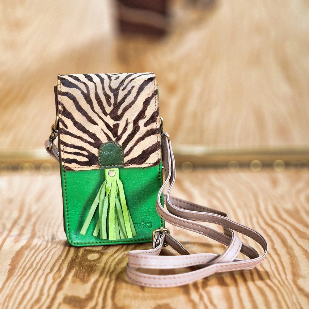 Torebka na telefon z frędzlem SORUKA, wariant 1: zebra i zieleń, skóra z recyklingu – przód