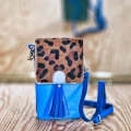 Torebka na telefon z frędzlem SORUKA, wariant 4: pantera i kobalt, skóra z recyklingu – przód