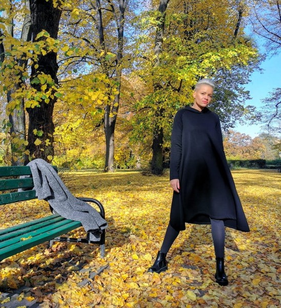 Sukienka z katurem midi czarna dresówka