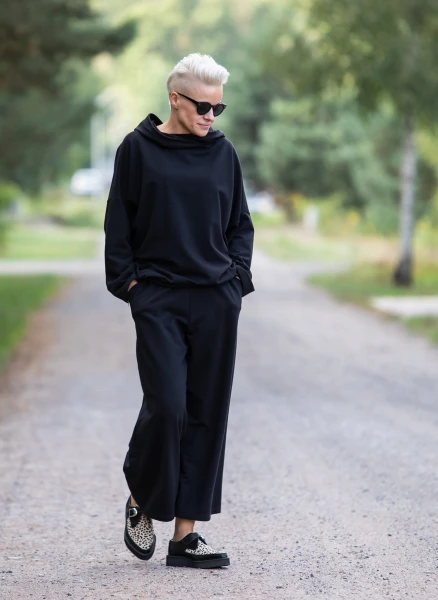 Bluza z kapturem i kieszeniami dresówka czarna