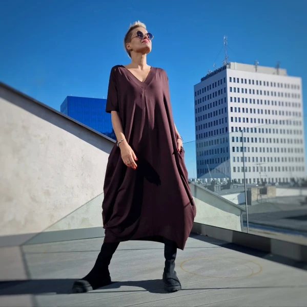 Sukienka śpiochowa krótki rekaw brąz